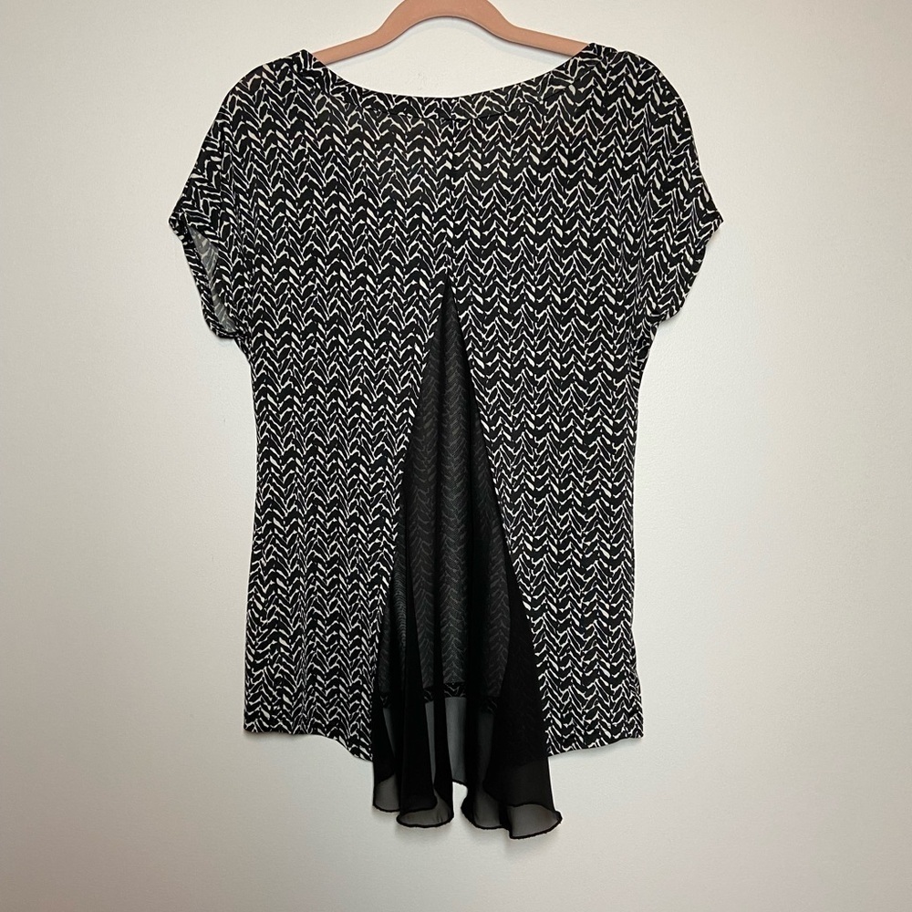 POET SHORT SLEEVE BLACK AND WHITE TUNIC TOP SIZE SMALL. INSET PANEL IN BACK - Picture 2 of 5